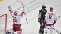 Třinecký gólman Patrik Bartošák se raduje z výhry 2:0 nad Litvínovem