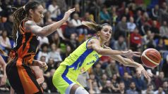 Brittney Grinerová (vlevo) v zápase Euroligy proti ZVVZ USK Praha brání Mariju Režanovou (vpravo)