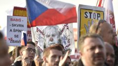 Demonstranti proti Babišovi se sešli na Letenské pláni