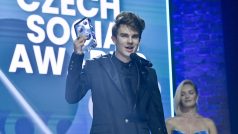 Youtuber Kovy přebírá cenu Czech social award