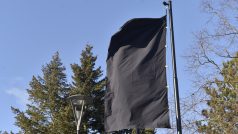 Ostravská nemocnice vyvěsila černou vlajku. Česko uctí památku obětí zřejmě příští týden, a to formou rozeznění sirén