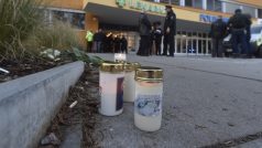 Před nemocnicí v Ostravě, kde útočník v úterý ráno zabil šest lidí, se začínají objevovat svíčky