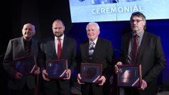 Do Síně slávy českého hokeje byli uvedeni čtyři noví členové. (zleva) masér Miroslav Harry Martínek, Jiří Šlégr, Milan Hejduk starší, který převzal ocenění za svého syna a Radoslav Svoboda.