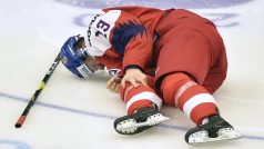 Jakub Lauko má po střetu s Jegorem Sokolovem a Dmitrijem Voronkovem poškozené kolenní vazy. Domácí světový šampionát pro něj skončil.