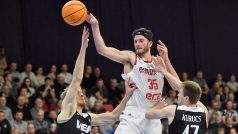 Zleva Roberts Freimanis z Rigy, Zach Hankins z Nymburka a Arturs Kurucs z Rigy