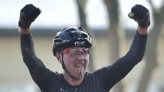 Vítěz Mistrovství České republiky v cyklokrosu Emil Hekele projíždí cílem