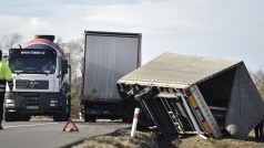 Převrácený přívěs nákladního auta u Uherského Brodu během orkánu Sabine