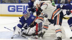Zack Kassian (v bílém) se snaží vstřelit gól během zápasu NHL proti Tampě Bay