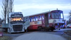 Srážka kamionus vlakem v Běrunicích na Nymbursku