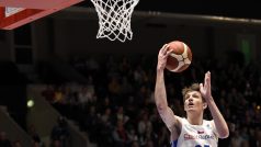 Rozehrávač Vít Krejčí dává koš v zápase proti Dánsku