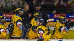 Hokejisté Litvínova se radují ze vstřelené branky