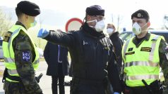 Vojenští policisté na silnici do Litovle v lokalitě Nové Zámky u Mladče nedaleko Litovle na Olomoucku