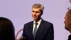 Předseda Českého olympijského výboru (ČOV) Jiří Kejval (uprostřed) hovoří s novináři 21. května 2020 v Praze ve virtuálním studiu, kde se poprvé v historii konalo plénum ČOV prostřednictvím videokonference.