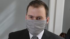 Obžalovaný Jiří Kopřiva hovoří s novináři na chodbě Městského soudu v Praze.