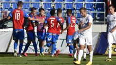 Fotbalisté Viktorie Plzeň slaví gól v Ostravě