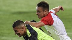 Souboj útočníka Slavie Stanislava Tecla (vpravo) a obránce plzeňských Lukáše Hejdy v zatím posledním střetnutí obou celků