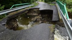 Blesková povodeň strhla most nad říčkou Oskava v obci Oskava na Šumpersku.