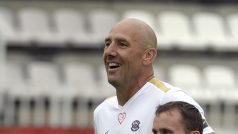 Bývalý reprezentační útočník Jan Koller (vlevo) během charitativního zápasu Realu Top Praha proti výběru Jakuba Voráčka.