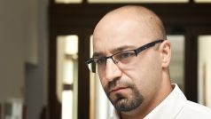 Až patnáct let vězení hrozí jednatřicetiletému Jiřímu Kantorovi (na snímku) z Kraslic na Sokolovsku, který v úterý stanul před Krajským soudem v Plzni