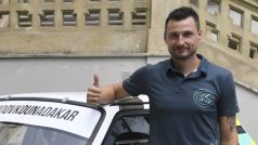 Závodník Ondřej Klymčiw u Škody 130 LR, se kterou se chystá na příští ročník Rallye Dakar