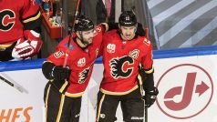 Mark Giordano (5) and Mikael Backlund (11) z Calgary oslavují gól proti Winnipegu.