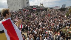Tisíce lidí se v sobotu v běloruské metropoli Minsku přišly rozloučit s Aljaksandrem Tarajkouským, který zemřel v pondělí při zásahu policie proti protestujícím