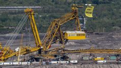 Osm aktivistů a aktivistek Greenpeace vylezlo na rypadlo dolu Vršany u Mostu.