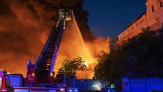 Hasiči vyhlásili čtvrtý, nejvyšší stupeň požárního poplachu, což znamená, že bylo nasazeno víc než 15 hasičských jednotek. V tomto případě jich bylo celkem 18. A to včetně výškové techniky