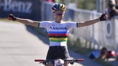 Závod SP v cross country horských kol: kategorie ženy elite, 4. října 2020 v Novém Městě na Moravě. Vítězka Pauline Ferrandová-Prévotová z Francie.
