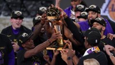 Basketbalisté Los Angeles Lakers s trofejí pro vítěze NBA