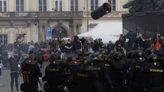 Demonstrace fanoušků v Praze na Staroměstském náměstí se 18. října 2020 po ukončení zvrhla v bitky s policií.