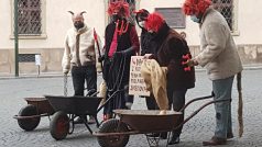 Uhlí a brambory přivezli před sněmovnu primátor Zdeněk Hřib (druhý zleva), středočeská hejtmanka Petra Pecková (uprostřed), pardubický hejtman Martin Netolický (druhý zprava) a dva starostové