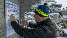 Pro řadu lidí je novoroční výstup na Ještěd tradičním startem do nového roku, a tak je ani zrušení akce neodradilo.