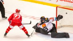 Zleva Martin Růžička z Třince a brankář Sparty Matěj Machovský.