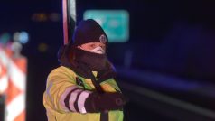 Na dálnici D6 kontrolovali policisté po půlnoci řidiče na hranici obou okresů u Kynšperka nad Ohří