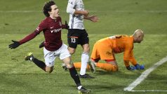 David Moberg Karlsson (v popředí) ze Sparty se raduje ze svého třetího gólu.