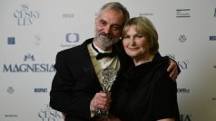 Herečka Eliška Balzerová s Ivanem Trojanem, kterému na cenách Český lev předala cenu za nejlepší herecký výkon