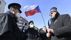 Lubomír Volný na nedělní demonstraci bez roušky