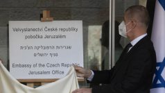 Zleva: izraelští ministři Amir Ohana a Gabi Ashkenazi a premiér Andrej Babiš (ANO) během slavnostní ceremonie k otevření české úřadovny v Jeruzalémě