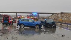Až dvě desítky aut podle předběžných informací havarovaly při několika nehodách na dálnici D1 mezi Lipníkem nad Bečvou a Hranicemi na Přerovsku