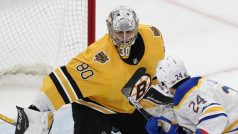 Brankář Bostonu Daniel Vladař v akci proti Buffalu.