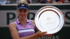 Linda Nosková s trofejí pro vítězku juniorského Roland Garros