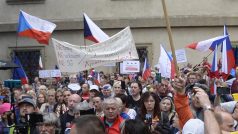 Protest pořádal mimo jiné Volný blok, podle facebookové události ale také iniciativa Vraťme děti do školy.