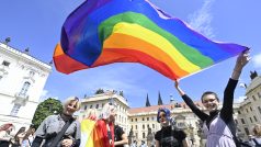 Několik stovek lidí prošlo v sobotu odpoledne Prahou v průvodu za práva sexuálních menšin.