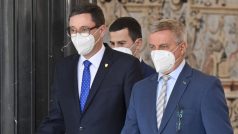 Vedoucí Kanceláře prezidenta republiky Vratislav Mynář (vpravo) přichází za doprovodu prezidentova tiskového mluvčího Jiřího Ovčáčka (vlevo) na briefing ke zdravotnímu stavu prezidenta Miloše Zemana