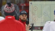 Trenér Filip Pešán na tréninku české hokejové reprezentace