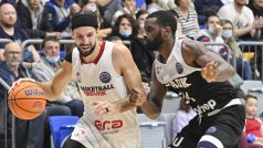 Zleva Vojtěch Hruban z týmu ERA Basketball Nymburk, Marvin Jones z týmu PAOK Soluň