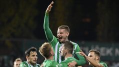 Střelec gólu Matěj Koubek z Bohemians (uprostřed) se raduje se spoluhráči