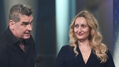 Spolurežisérka a střihačka Adéla Špaljová a reportér Tomáš Etzler převzali za film Nebe Cenu moc bezmocných v rámci udělování audiovizuálních cen Trilobit