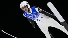 Letící Roman Koudelka na velkém můstku v olympijském Pekingu